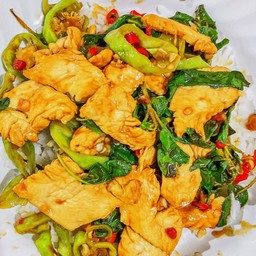 กะเพราไก่ชิ้น (กับข้าว)