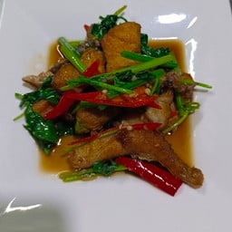 ปลากระพงผัดขึ้นฉ่ายราดข้าว