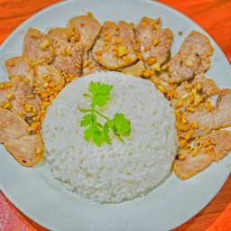 หมูชิ้นกระเทียม (กับข้าว)