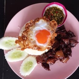 ข้าวเนื้อโคขุนทอดน้ำปลา