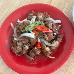 ผัดพริกไทยดำหมูกรอบ (กับข้าว)