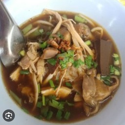 เตี่ยวไก่ฉีกน้ำตก