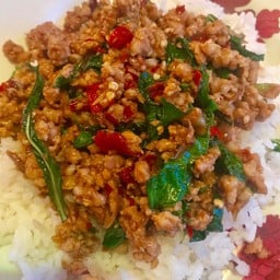 ข้าวราดกะเพราหมูสับหอมใบยี่หร่า