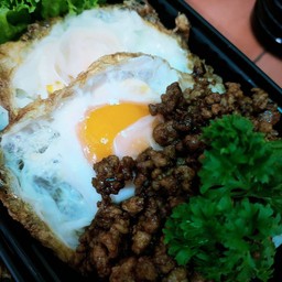 ข้าวไข่ดาวราดหมูสับผัดซีอิ้ว