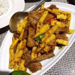 ผัดเครื่องแกงหน่อไม้