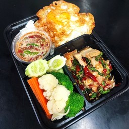 ชุด ข้าวกระเพราเนื้อผัดพริกแห้ง+ไข่ดาว+น้ำพริกกะปิพร้อมผัก
