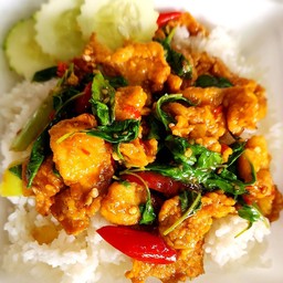 ไก่กรอบผัดพริกแกงราดข้าว