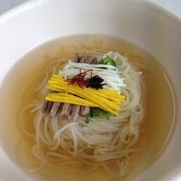 จันชิกุกซู เส้นหมี่ในงานเฉลิมฉลอง