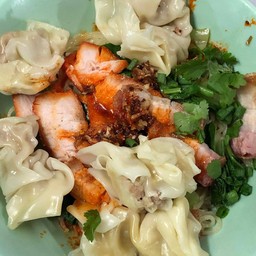 บะหมี่เกี๊ยวหมูแดงหมูกรอบ