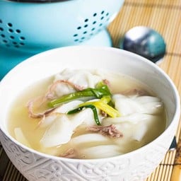 ซุปใส่แป้งต็อกและเกี๊ยวเกาหลี Tteok Mandu Guk