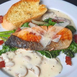 Salmon Kale Cream Sauce (แซลมอนเคลครีมซอส)