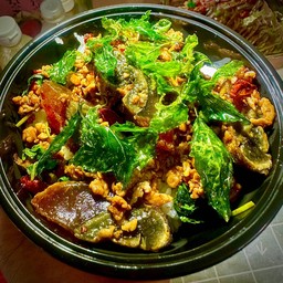 ข้าวกะเพราหมูสับไข่เยี่ยวม้า