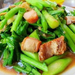 ข้าวผัดผักคะน้าหมูกรอบ