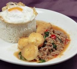 ข้าวราดกระเพราเต้าหู้หมูสับ