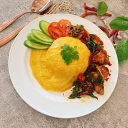 กระเพราพริกคั่วหมูกรอบ ไข่ข้น