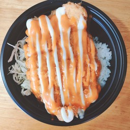 [อร่อยซ่ากับโค้ก] ข้าวหน้าหมูทอดซอสสไปซี่ญี่ปุ่น +  โค้ก ออริจินัล (กระป๋อง)