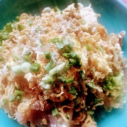คั่วมาม่า/ใส่ไข่-ไก่-ปลาหมึกกรอบ