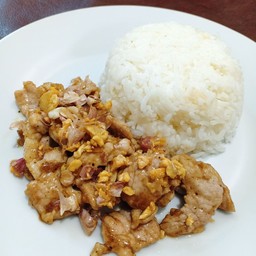 ข้าวหมูกระเทียมพริกไทย