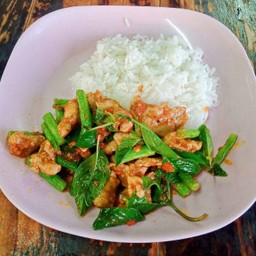 ผัดพริกแกงหมู ราดข้าว