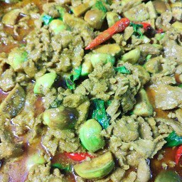 ผัดพริกแกงใต้มะเขือเปราะ ราดข้าว