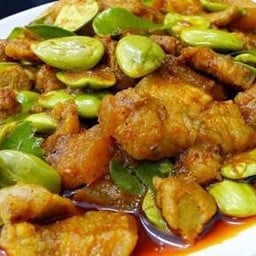 หมูผัดพริกแกงใส่สะตอ