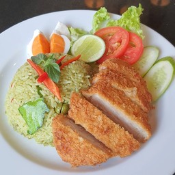 ข้าวผัดแกงเขียวหวานหมูทอด