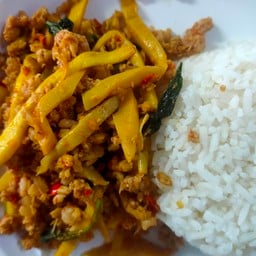ข้าวกระเพราหน่อไม้หมูสับ