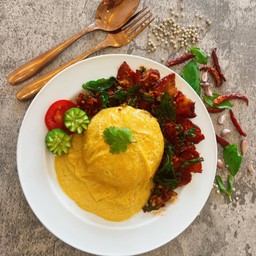 กระเพราพริกคั่วหมูแดง ไข่ข้น