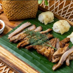 คอหมูย่างและข้าวเหนียวชีส