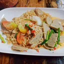 ยำมาม่าหมูสับหมูยอ