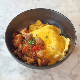 ข้าวหมูกรอบพริกเกลือไข่ข้นลาวา