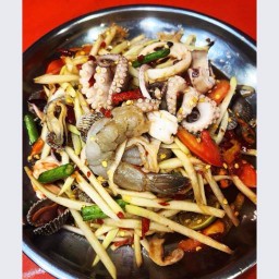 ร้านลาบลุงกร ข้าวปุ้นซาวน้ำปลาร้า อาหารตามสั่ง