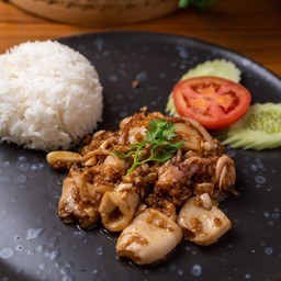 ข้าวปลาหมึกกระเทียมพริกไทย