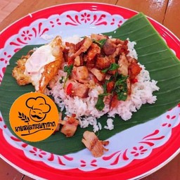 กะเพราหมูกรอบไข่ดาว