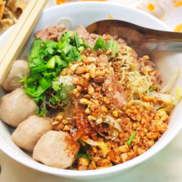 เส้นเล็กเนื้อเปื่อยแห้งต้มยำพร้อมน้ำซุปหอมครับ