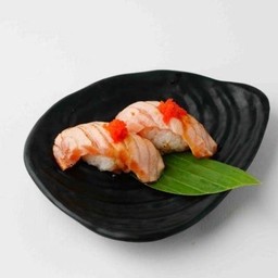 ข้าวปั้นหน้าแซลม่อนย่างไซเกียว2ชิ้น