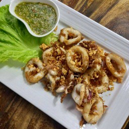 ปลาหมึกทอดกระเทียม