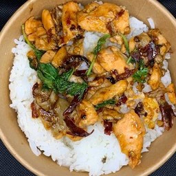 ข้าวราดกระเพราพริกแห้งแซลม่อน