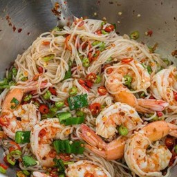 ยำขนมจีนกุ้งสุกหมูยอ