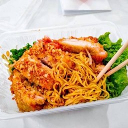 บะหมี่คลุกไก่ทอดกรอบ