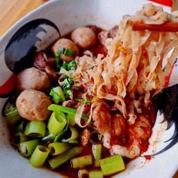 หมูน้ำตกบะหมี่เส้นแบน