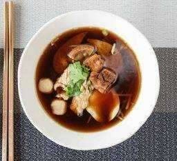 ก๋วยเตี๋ยวหมูน้ำแดง