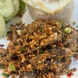 ข้าวปลาทูคั่วผัดพริกเกลือ+ไข่ดาว