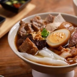 คุณน้อง ก๋วยจั๊บน้ำข้น สูตรดำเนิน ตรงข้าม ประวิทย์1/2