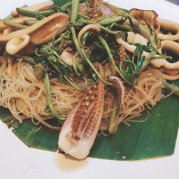 ผัดหมี่กระเฉดปลาหมึก