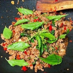 [อร่อยซ่ากับโค้ก] กระเพาเนื้อ +  โค้ก ออริจินัล (ขวด)