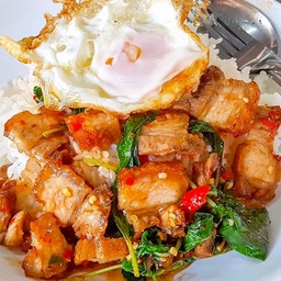 กะเพราหมูกรอบ+ไข่ดาว ราดข้าว