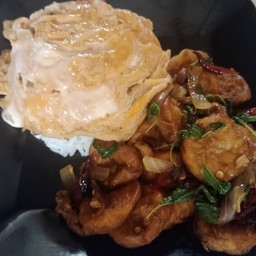 กระเพราเต้าหู้ไข่