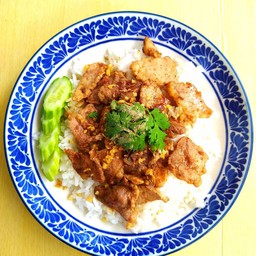 หมูทอดกระเทียมพริกไทย