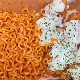 มาม่าเผ็ดเกาหลี + ไก่ทอดซอสหัวหอม